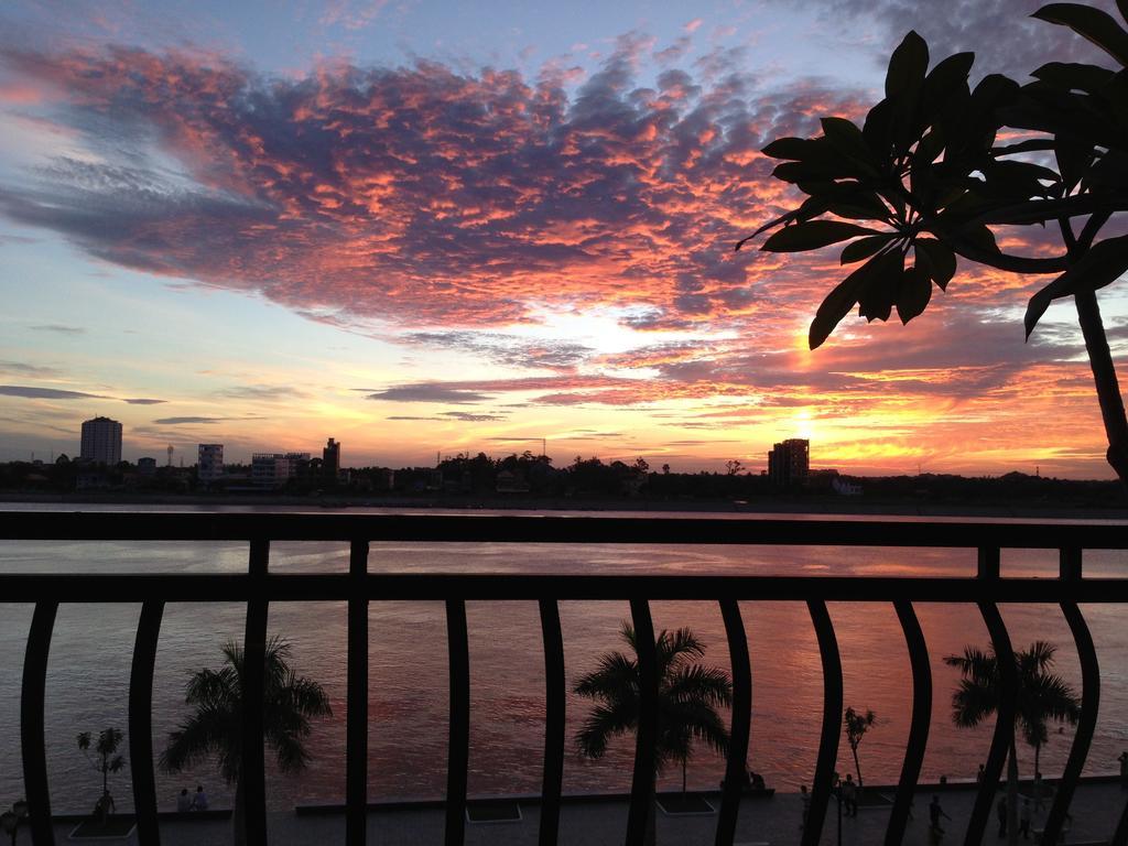 New Season Riverside Hotel Phnom Penh Room photo