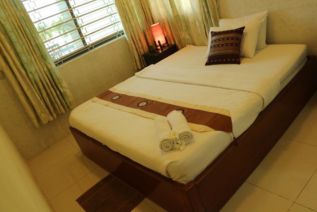 New Season Riverside Hotel Phnom Penh Room photo