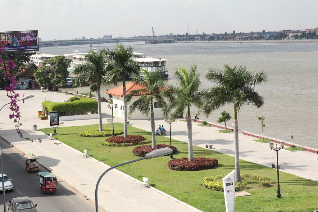 New Season Riverside Hotel Phnom Penh Exterior photo