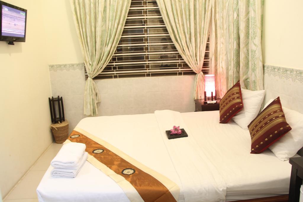 New Season Riverside Hotel Phnom Penh Room photo