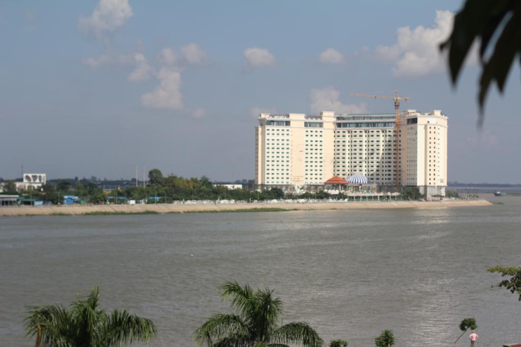 New Season Riverside Hotel Phnom Penh Room photo