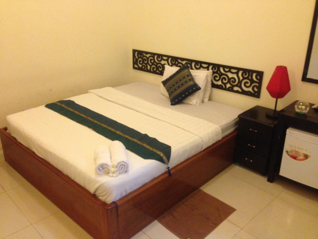 New Season Riverside Hotel Phnom Penh Room photo